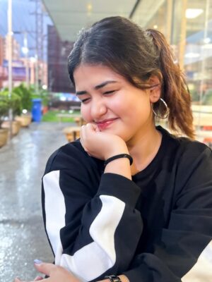 Niharika Mishra Instagram - 4th and 5th slide - Me serving face, background serving buffet 🙂↔️
Need a photoshop expert!!!