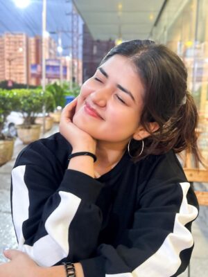 Niharika Mishra Instagram - 4th and 5th slide - Me serving face, background serving buffet 🙂↔️
Need a photoshop expert!!!