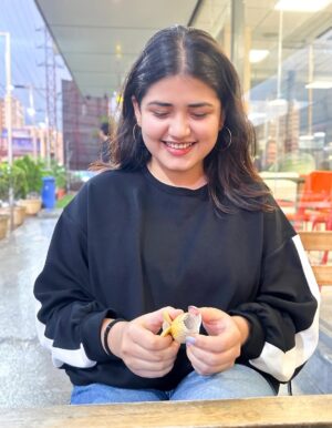 Niharika Mishra Instagram - 4th and 5th slide - Me serving face, background serving buffet 🙂↔️
Need a photoshop expert!!!