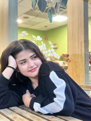 Niharika Mishra Instagram - 4th and 5th slide - Me serving face, background serving buffet 🙂↔️
Need a photoshop expert!!!