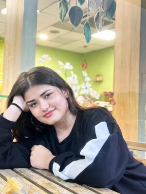 Niharika Mishra Instagram - 4th and 5th slide - Me serving face, background serving buffet 🙂↔️
Need a photoshop expert!!!