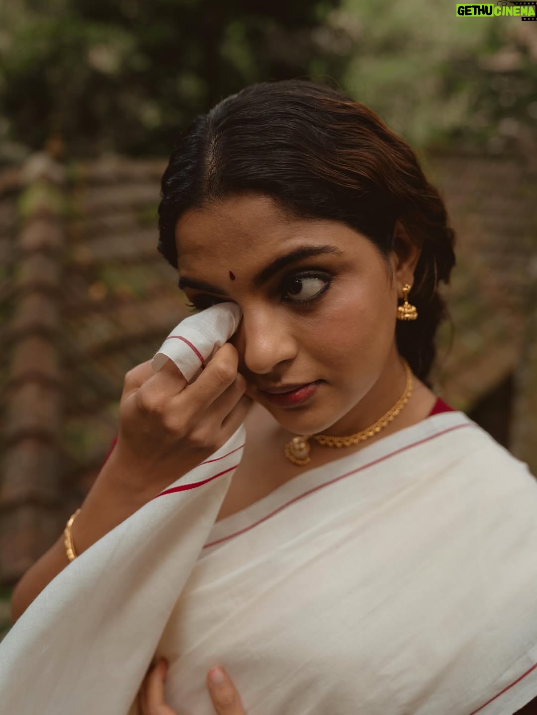 Nikhila Vimal - 154.5K Likes - 🌸🌺🌼

Photography - @vaffara_
Makeup - @unnips
Styling - @styledbysmiji 
Jewellery - @templeofgoldofficial
Location- @mysticmayapott
Photographer associate - @vishnu_sivaji__
Retouch- @vretouch
Special thanks - @amal666raj