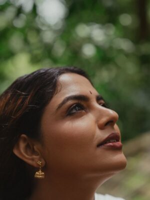 Nikhila Vimal Instagram - 🌼🌺🌸

Photography - @vaffara_
Makeup - @unnips
Styling - @styledbysmiji 
Jewellery - @templeofgoldofficial
Location- @mysticmayapott
Photographer associate - @vishnu_sivaji__
Retouch- @vretouch
Special thanks - @amal666raj