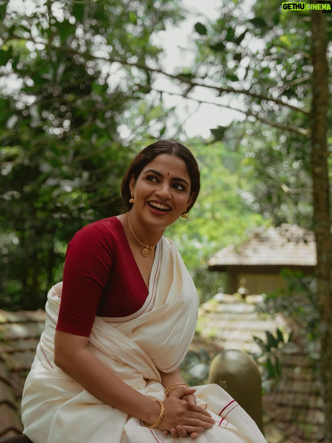 Nikhila Vimal - 220.4K Likes - 🌼🌺🌸

Photography - @vaffara_
Makeup - @unnips
Styling - @styledbysmiji 
Jewellery - @templeofgoldofficial
Location- @mysticmayapott
Photographer associate - @vishnu_sivaji__
Retouch- @vretouch
Special thanks - @amal666raj
