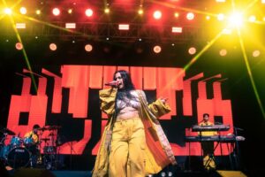 Nikhita Gandhi Instagram - Pailan College ❤️‍🔥

📸 @the_artscaper.pvt 

#nikhitagandhi #nikhitagandhilive #NIKIVERSE #concert #pailancollegeofmanagementtechnology #kolkatagirl #kolkatagram #kolkata #kolkataconnection #gig