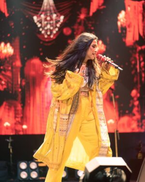 Nikhita Gandhi Instagram - Pailan College ❤️‍🔥

📸 @the_artscaper.pvt 

#nikhitagandhi #nikhitagandhilive #NIKIVERSE #concert #pailancollegeofmanagementtechnology #kolkatagirl #kolkatagram #kolkata #kolkataconnection #gig