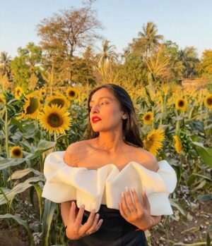 Nikitha P Khatri Instagram - 🌻After all the cold winter days, Finally the sun shines🌻
.
.
.
.

#wohwaliladki #nikitapremchandkhatri #summeredit