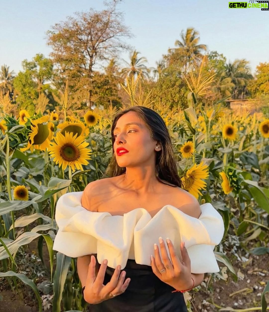 Nikitha P Khatri - 10.5K Likes - 🌻After all the cold winter days, Finally the sun shines🌻
.
.
.
.

#wohwaliladki #nikitapremchandkhatri #summeredit