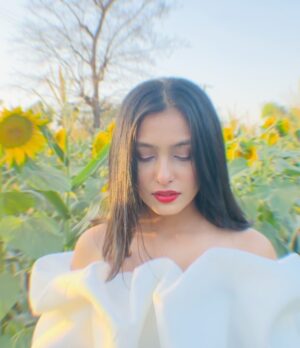 Nikitha P Khatri Instagram - 🌻After all the cold winter days, Finally the sun shines🌻
.
.
.
.
#wohwaliladki #nikitapremchandkhatri #summeredit