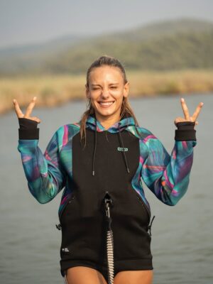 Nilay Deniz Instagram - GIVEAWAY TIME with @ion_waterwomen! 🎉
To celebrate summer, we’re giving you a 300€ shopping voucher! 💙
The winner can choose anything from the ION collection — whether it’s a wetsuit, bikini, or accessories 🌊☀️

How to enter:
1️⃣ Follow @ion_waterwomen and @aydeniznil
2️⃣ Tag a friend you’d love to ride the waves with this summer
(The more comments, the higher your chances!)

Open to participants from the European Union 🇪🇺
Winner will be announced soon 💫

Let’s share the summer vibes! 👇✨

.

.
#IONWaterwomen #amazewetsuit #ionsports #ionwaterwear #ionwomen #kitegirls #kiteworld #giveaway @ion_international