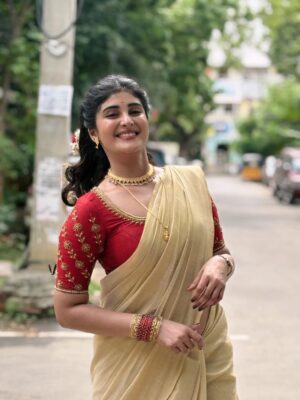 Nimeshika Radhakrishnan Instagram - Avan than Enavanahhh🤭❤️🤍🦢🦢🤍❤️
@banglesofkraftiverse