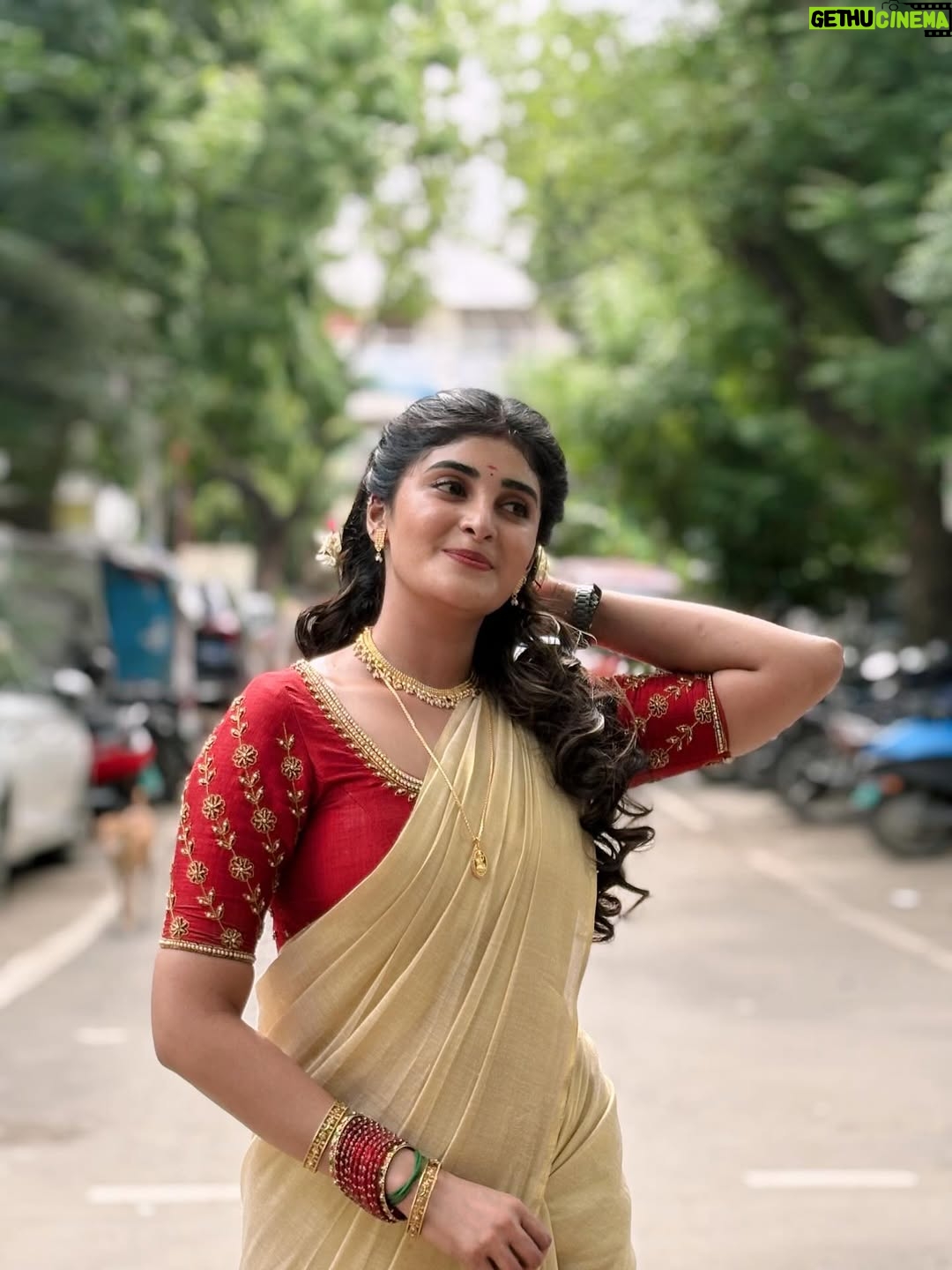 Nimeshika Radhakrishnan - 25K Likes - Avan than Enavanahhh🤭❤️🤍🦢🦢🤍❤️
@banglesofkraftiverse