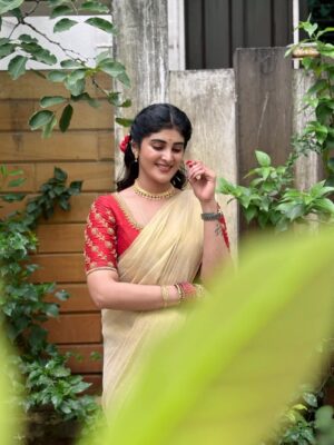 Nimeshika Radhakrishnan Instagram - Avan than Enavanahhh🤭❤️🤍🦢🦢🤍❤️
@banglesofkraftiverse