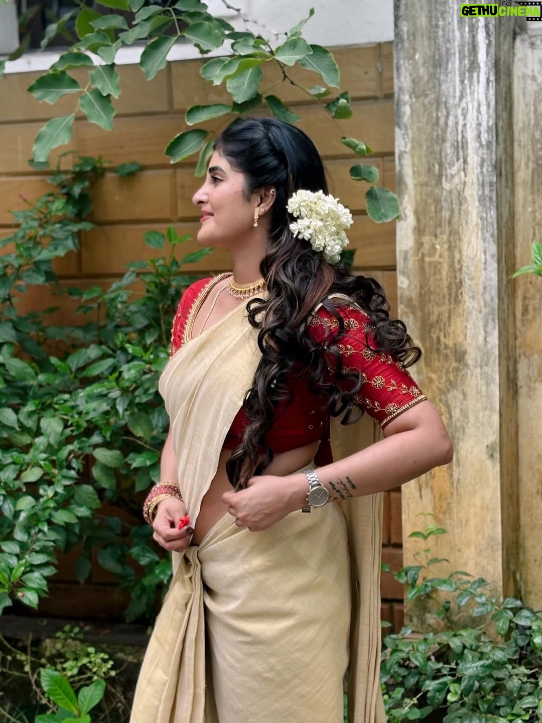 Nimeshika Radhakrishnan - 25K Likes - Avan than Enavanahhh🤭❤️🤍🦢🦢🤍❤️
@banglesofkraftiverse