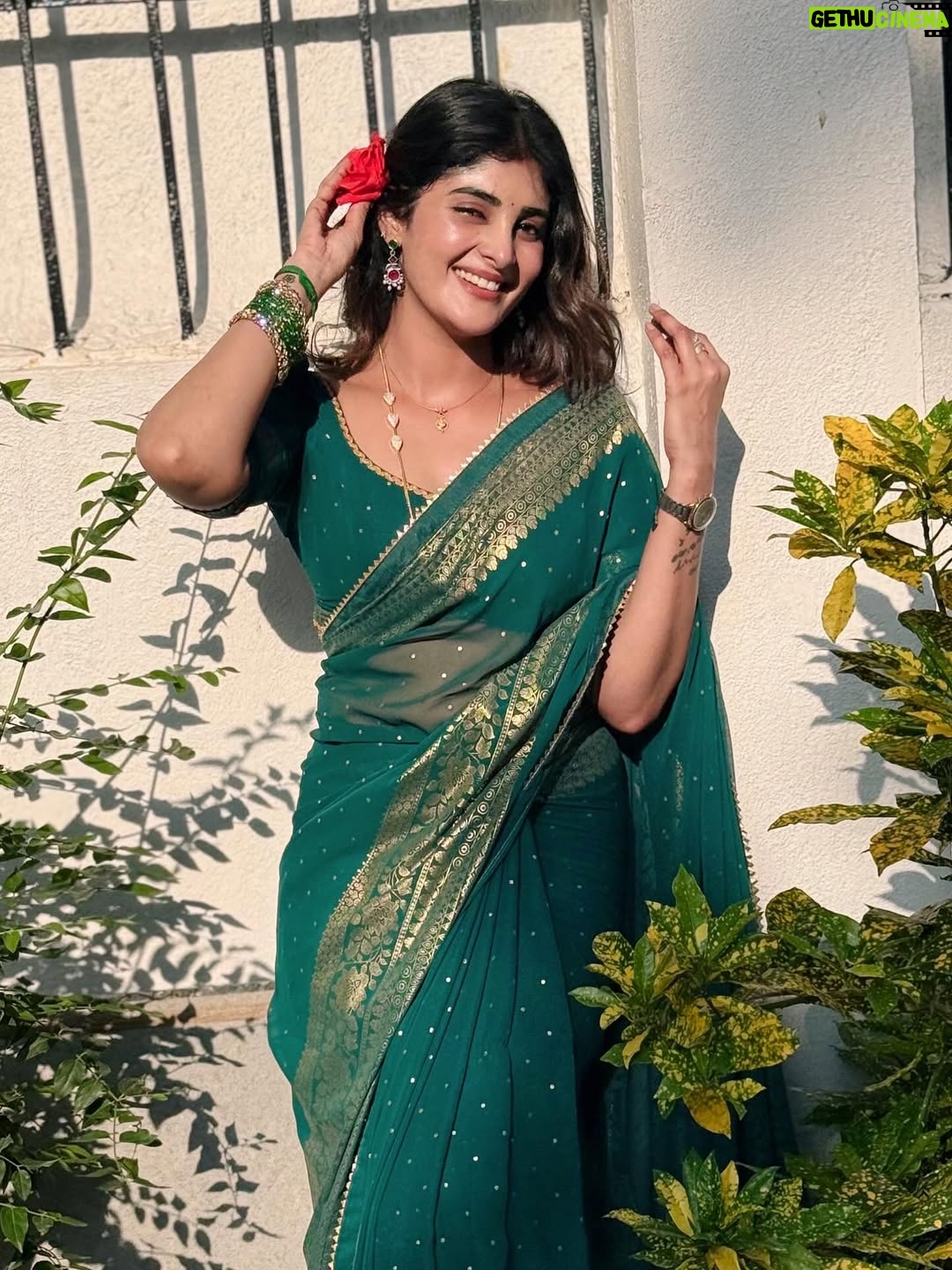 Nimeshika Radhakrishnan - 30.2K Likes - 🍀☘️🍁🍁☘️🍀Bottled up with Love in &out 🌷
📸 : @bhuvana__official__ 🫠
