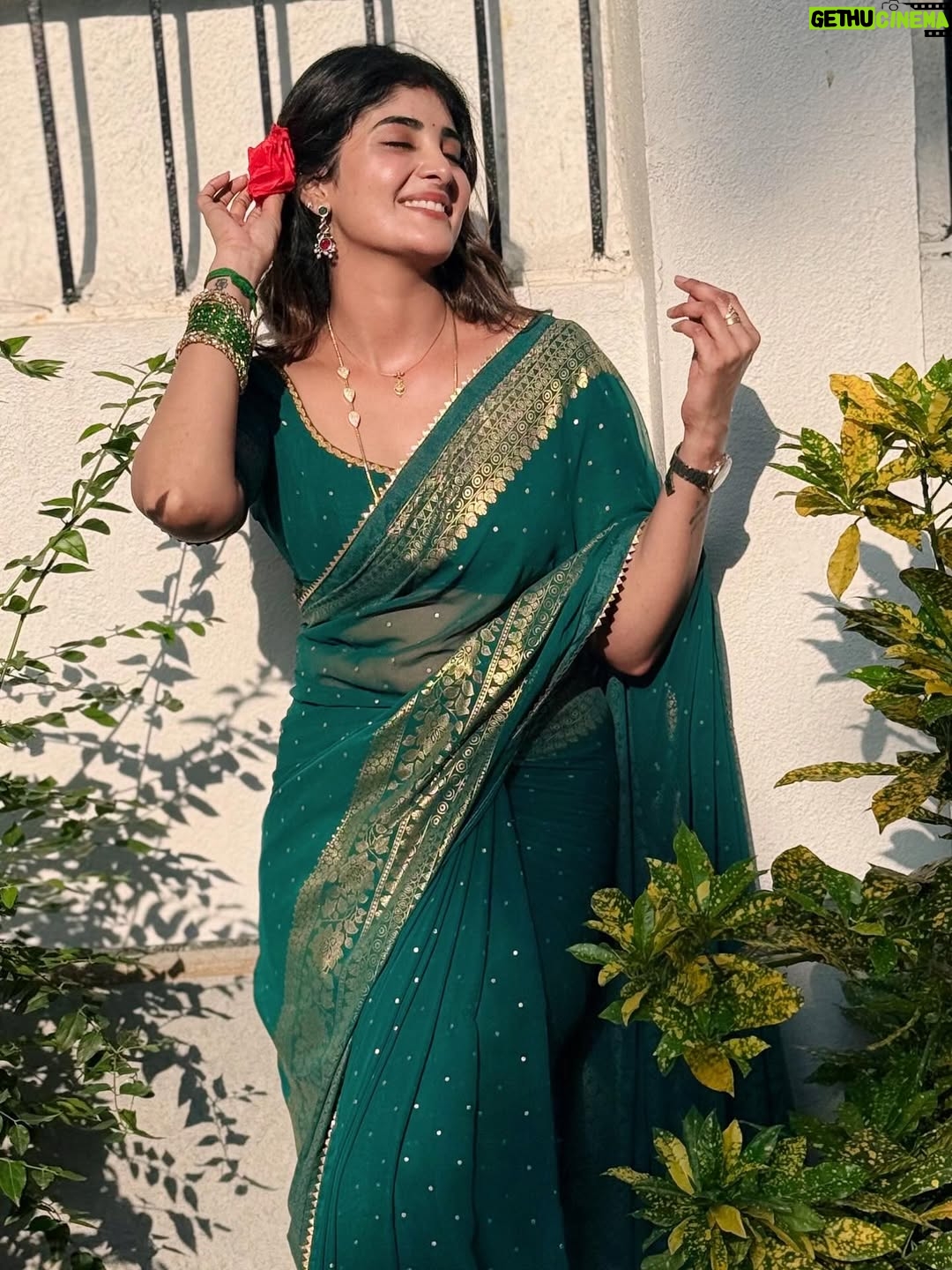 Nimeshika Radhakrishnan - 30.2K Likes - 🍀☘️🍁🍁☘️🍀Bottled up with Love in &out 🌷
📸 : @bhuvana__official__ 🫠