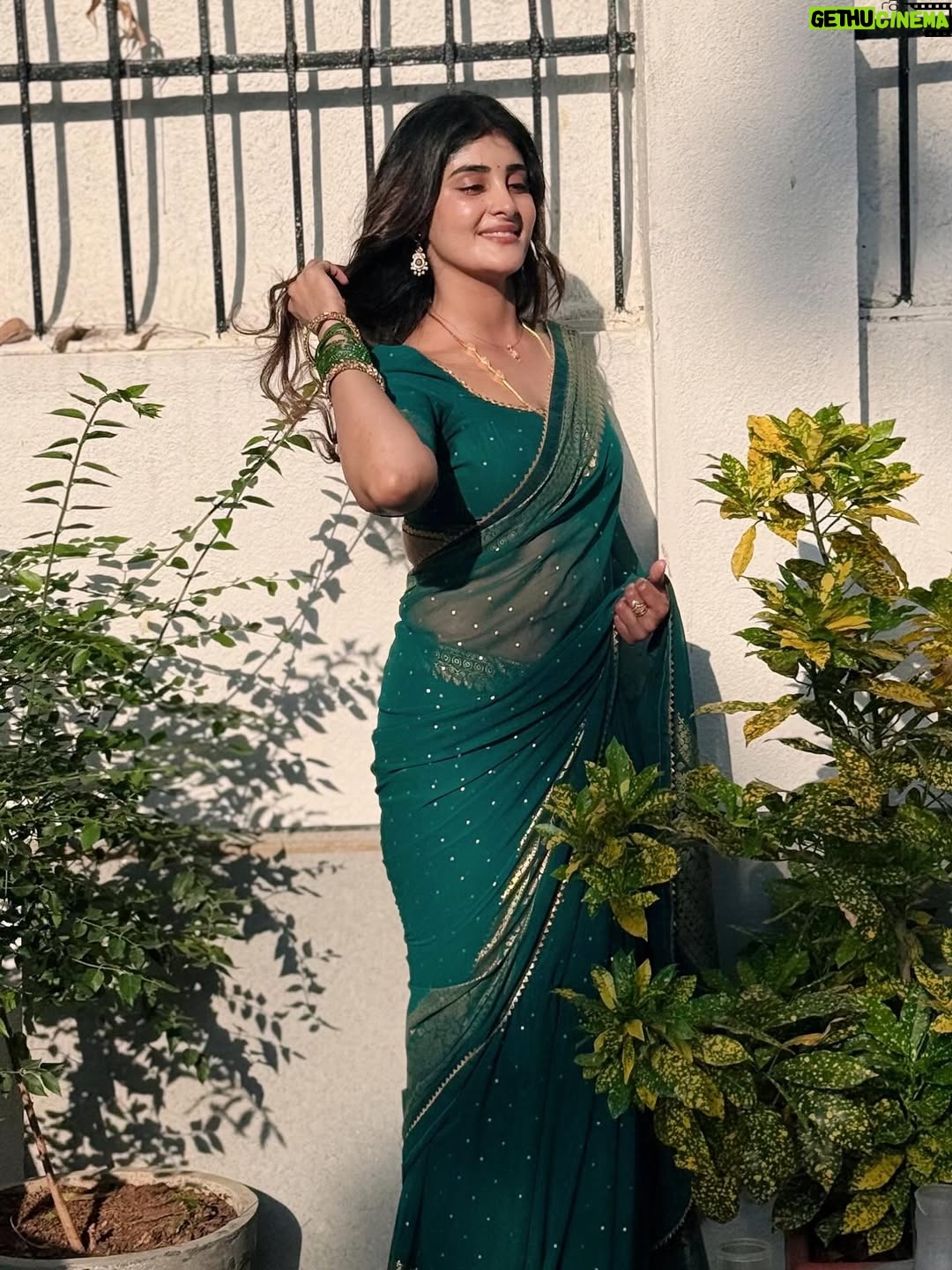 Nimeshika Radhakrishnan - 30.2K Likes - 🍀☘️🍁🍁☘️🍀Bottled up with Love in &out 🌷
📸 : @bhuvana__official__ 🫠