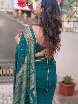 Nimeshika Radhakrishnan Instagram - 🍀☘️🍁🍁☘️🍀Bottled up with Love in &out 🌷
📸 : @bhuvana__official__ 🫠