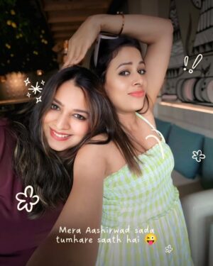 Nimisha Arora Instagram - Arz kiya hai, irshaad kahiyega 😉..👇
Saalon baad mile hum, jaise kal hi ki baat ho,
Bachpan ki hansi, phir se saath ho,
Kuch rishton ka hisaab kabhi nahi hota,
Woh dosti hi toh hai jo hamesha nayi lagti hai,
Dost purane mile, yaadein nayi ban gayi,
Baatein karte karte dopahar se shaam dhal gayi,
Woh school ke din, woh shararat, woh kahaniyaan,
Aaj phir se jee li humne saari jawaniyaan.
#savingmemories #Collectingmemories #schoolfriends #OldIsGold #FriendshipGoals #BachpanKiYaadein #DostiForever #FriendsReunion #CatchUpSession #GoldenDays #SchoolWaleYaar #FriendsLikeFamily #Yaariyan #Nimsstylefile #NimishaArora