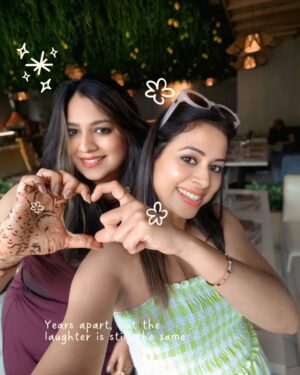Nimisha Arora Instagram - Arz kiya hai, irshaad kahiyega 😉..👇
Saalon baad mile hum, jaise kal hi ki baat ho,
Bachpan ki hansi, phir se saath ho,
Kuch rishton ka hisaab kabhi nahi hota,
Woh dosti hi toh hai jo hamesha nayi lagti hai,
Dost purane mile, yaadein nayi ban gayi,
Baatein karte karte dopahar se shaam dhal gayi,
Woh school ke din, woh shararat, woh kahaniyaan,
Aaj phir se jee li humne saari jawaniyaan.
#savingmemories #Collectingmemories #schoolfriends #OldIsGold #FriendshipGoals #BachpanKiYaadein #DostiForever #FriendsReunion #CatchUpSession #GoldenDays #SchoolWaleYaar #FriendsLikeFamily #Yaariyan #Nimsstylefile #NimishaArora