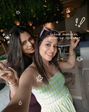 Nimisha Arora Instagram - Arz kiya hai, irshaad kahiyega 😉..👇
Saalon baad mile hum, jaise kal hi ki baat ho,
Bachpan ki hansi, phir se saath ho,
Kuch rishton ka hisaab kabhi nahi hota,
Woh dosti hi toh hai jo hamesha nayi lagti hai,
Dost purane mile, yaadein nayi ban gayi,
Baatein karte karte dopahar se shaam dhal gayi,
Woh school ke din, woh shararat, woh kahaniyaan,
Aaj phir se jee li humne saari jawaniyaan.
#savingmemories #Collectingmemories #schoolfriends #OldIsGold #FriendshipGoals #BachpanKiYaadein #DostiForever #FriendsReunion #CatchUpSession #GoldenDays #SchoolWaleYaar #FriendsLikeFamily #Yaariyan #Nimsstylefile #NimishaArora
