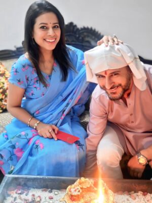 Nimisha Arora Instagram - Rakhi & Tikka have always been my favourites — not because of the kamayi (woh zamane ab gaye 😜) but because it’s the only festival where sab bhaag rahe hote hain and everyone’s under pressure — be it the boys or the girls of the family!
Aur agar aap bhaag nahi rahe, toh samajh lo aap properly celebrate hi nahi kar rahe 😉
Aur is poore chaos ke beech jo leg pulling hoti hai apne bros & sis ke saath… that’s just next level!
Now tohh we even have the Alpha generation bros-sis in the family, adding their own masala to the madness! 🤭💛
#RakhiVibes #SiblingGoals #FamilyMadness #AlphaGenFun #FestivalFeels #LegPullingSpecial #SiblingStories #Rakhi2025 #RakshaBandhan2025 #rakhispecial #RakhiCelebration #rakhityohar 🧿🧿🧿