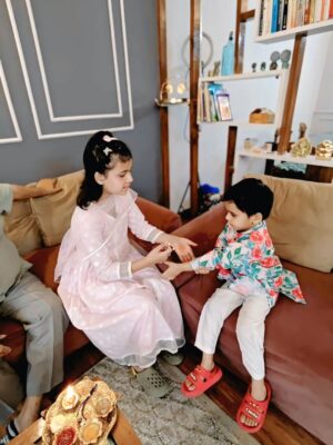 Nimisha Arora Instagram - Rakhi & Tikka have always been my favourites — not because of the kamayi (woh zamane ab gaye 😜) but because it’s the only festival where sab bhaag rahe hote hain and everyone’s under pressure — be it the boys or the girls of the family!
Aur agar aap bhaag nahi rahe, toh samajh lo aap properly celebrate hi nahi kar rahe 😉
Aur is poore chaos ke beech jo leg pulling hoti hai apne bros & sis ke saath… that’s just next level!
Now tohh we even have the Alpha generation bros-sis in the family, adding their own masala to the madness! 🤭💛
#RakhiVibes #SiblingGoals #FamilyMadness #AlphaGenFun #FestivalFeels #LegPullingSpecial #SiblingStories #Rakhi2025 #RakshaBandhan2025 #rakhispecial #RakhiCelebration #rakhityohar 🧿🧿🧿