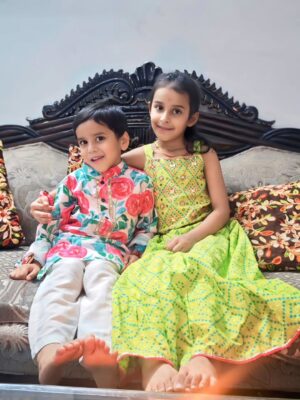 Nimisha Arora Instagram - Rakhi & Tikka have always been my favourites — not because of the kamayi (woh zamane ab gaye 😜) but because it’s the only festival where sab bhaag rahe hote hain and everyone’s under pressure — be it the boys or the girls of the family!
Aur agar aap bhaag nahi rahe, toh samajh lo aap properly celebrate hi nahi kar rahe 😉
Aur is poore chaos ke beech jo leg pulling hoti hai apne bros & sis ke saath… that’s just next level!
Now tohh we even have the Alpha generation bros-sis in the family, adding their own masala to the madness! 🤭💛
#RakhiVibes #SiblingGoals #FamilyMadness #AlphaGenFun #FestivalFeels #LegPullingSpecial #SiblingStories #Rakhi2025 #RakshaBandhan2025 #rakhispecial #RakhiCelebration #rakhityohar 🧿🧿🧿