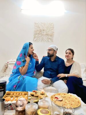 Nimisha Arora Instagram - Rakhi & Tikka have always been my favourites — not because of the kamayi (woh zamane ab gaye 😜) but because it’s the only festival where sab bhaag rahe hote hain and everyone’s under pressure — be it the boys or the girls of the family!
Aur agar aap bhaag nahi rahe, toh samajh lo aap properly celebrate hi nahi kar rahe 😉
Aur is poore chaos ke beech jo leg pulling hoti hai apne bros & sis ke saath… that’s just next level!
Now tohh we even have the Alpha generation bros-sis in the family, adding their own masala to the madness! 🤭💛
#RakhiVibes #SiblingGoals #FamilyMadness #AlphaGenFun #FestivalFeels #LegPullingSpecial #SiblingStories #Rakhi2025 #RakshaBandhan2025 #rakhispecial #RakhiCelebration #rakhityohar 🧿🧿🧿