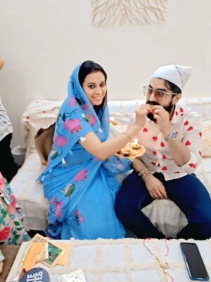 Nimisha Arora Instagram - Rakhi & Tikka have always been my favourites — not because of the kamayi (woh zamane ab gaye 😜) but because it’s the only festival where sab bhaag rahe hote hain and everyone’s under pressure — be it the boys or the girls of the family!
Aur agar aap bhaag nahi rahe, toh samajh lo aap properly celebrate hi nahi kar rahe 😉
Aur is poore chaos ke beech jo leg pulling hoti hai apne bros & sis ke saath… that’s just next level!
Now tohh we even have the Alpha generation bros-sis in the family, adding their own masala to the madness! 🤭💛
#RakhiVibes #SiblingGoals #FamilyMadness #AlphaGenFun #FestivalFeels #LegPullingSpecial #SiblingStories #Rakhi2025 #RakshaBandhan2025 #rakhispecial #RakhiCelebration #rakhityohar 🧿🧿🧿