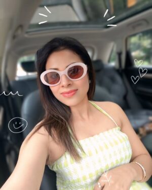Nimisha Arora Instagram - Arz kiya hai, irshaad kahiyega 😉..👇
Saalon baad mile hum, jaise kal hi ki baat ho,
Bachpan ki hansi, phir se saath ho,
Kuch rishton ka hisaab kabhi nahi hota,
Woh dosti hi toh hai jo hamesha nayi lagti hai,
Dost purane mile, yaadein nayi ban gayi,
Baatein karte karte dopahar se shaam dhal gayi,
Woh school ke din, woh shararat, woh kahaniyaan,
Aaj phir se jee li humne saari jawaniyaan.
#savingmemories #Collectingmemories #schoolfriends #OldIsGold #FriendshipGoals #BachpanKiYaadein #DostiForever #FriendsReunion #CatchUpSession #GoldenDays #SchoolWaleYaar #FriendsLikeFamily #Yaariyan #Nimsstylefile #NimishaArora