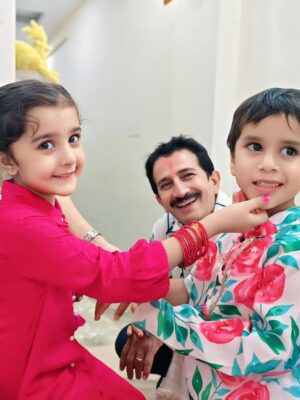 Nimisha Arora Instagram - Rakhi & Tikka have always been my favourites — not because of the kamayi (woh zamane ab gaye 😜) but because it’s the only festival where sab bhaag rahe hote hain and everyone’s under pressure — be it the boys or the girls of the family!
Aur agar aap bhaag nahi rahe, toh samajh lo aap properly celebrate hi nahi kar rahe 😉
Aur is poore chaos ke beech jo leg pulling hoti hai apne bros & sis ke saath… that’s just next level!
Now tohh we even have the Alpha generation bros-sis in the family, adding their own masala to the madness! 🤭💛
#RakhiVibes #SiblingGoals #FamilyMadness #AlphaGenFun #FestivalFeels #LegPullingSpecial #SiblingStories #Rakhi2025 #RakshaBandhan2025 #rakhispecial #RakhiCelebration #rakhityohar 🧿🧿🧿