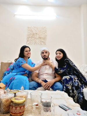 Nimisha Arora Instagram - Rakhi & Tikka have always been my favourites — not because of the kamayi (woh zamane ab gaye 😜) but because it’s the only festival where sab bhaag rahe hote hain and everyone’s under pressure — be it the boys or the girls of the family!
Aur agar aap bhaag nahi rahe, toh samajh lo aap properly celebrate hi nahi kar rahe 😉
Aur is poore chaos ke beech jo leg pulling hoti hai apne bros & sis ke saath… that’s just next level!
Now tohh we even have the Alpha generation bros-sis in the family, adding their own masala to the madness! 🤭💛
#RakhiVibes #SiblingGoals #FamilyMadness #AlphaGenFun #FestivalFeels #LegPullingSpecial #SiblingStories #Rakhi2025 #RakshaBandhan2025 #rakhispecial #RakhiCelebration #rakhityohar 🧿🧿🧿