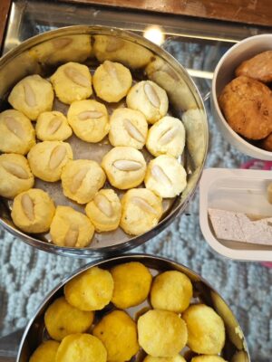 Nimisha Arora Instagram - Rakhi & Tikka have always been my favourites — not because of the kamayi (woh zamane ab gaye 😜) but because it’s the only festival where sab bhaag rahe hote hain and everyone’s under pressure — be it the boys or the girls of the family!
Aur agar aap bhaag nahi rahe, toh samajh lo aap properly celebrate hi nahi kar rahe 😉
Aur is poore chaos ke beech jo leg pulling hoti hai apne bros & sis ke saath… that’s just next level!
Now tohh we even have the Alpha generation bros-sis in the family, adding their own masala to the madness! 🤭💛
#RakhiVibes #SiblingGoals #FamilyMadness #AlphaGenFun #FestivalFeels #LegPullingSpecial #SiblingStories #Rakhi2025 #RakshaBandhan2025 #rakhispecial #RakhiCelebration #rakhityohar 🧿🧿🧿