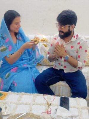 Nimisha Arora Instagram - Rakhi & Tikka have always been my favourites — not because of the kamayi (woh zamane ab gaye 😜) but because it’s the only festival where sab bhaag rahe hote hain and everyone’s under pressure — be it the boys or the girls of the family!
Aur agar aap bhaag nahi rahe, toh samajh lo aap properly celebrate hi nahi kar rahe 😉
Aur is poore chaos ke beech jo leg pulling hoti hai apne bros & sis ke saath… that’s just next level!
Now tohh we even have the Alpha generation bros-sis in the family, adding their own masala to the madness! 🤭💛
#RakhiVibes #SiblingGoals #FamilyMadness #AlphaGenFun #FestivalFeels #LegPullingSpecial #SiblingStories #Rakhi2025 #RakshaBandhan2025 #rakhispecial #RakhiCelebration #rakhityohar 🧿🧿🧿