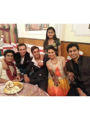 Nimisha Arora Instagram - Rakhi & Tikka have always been my favourites — not because of the kamayi (woh zamane ab gaye 😜) but because it’s the only festival where sab bhaag rahe hote hain and everyone’s under pressure — be it the boys or the girls of the family!
Aur agar aap bhaag nahi rahe, toh samajh lo aap properly celebrate hi nahi kar rahe 😉
Aur is poore chaos ke beech jo leg pulling hoti hai apne bros & sis ke saath… that’s just next level!
Now tohh we even have the Alpha generation bros-sis in the family, adding their own masala to the madness! 🤭💛
#RakhiVibes #SiblingGoals #FamilyMadness #AlphaGenFun #FestivalFeels #LegPullingSpecial #SiblingStories #Rakhi2025 #RakshaBandhan2025 #rakhispecial #RakhiCelebration #rakhityohar 🧿🧿🧿