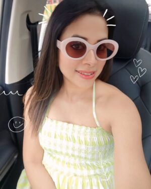 Nimisha Arora Instagram - Arz kiya hai, irshaad kahiyega 😉..👇
Saalon baad mile hum, jaise kal hi ki baat ho,
Bachpan ki hansi, phir se saath ho,
Kuch rishton ka hisaab kabhi nahi hota,
Woh dosti hi toh hai jo hamesha nayi lagti hai,
Dost purane mile, yaadein nayi ban gayi,
Baatein karte karte dopahar se shaam dhal gayi,
Woh school ke din, woh shararat, woh kahaniyaan,
Aaj phir se jee li humne saari jawaniyaan.
#savingmemories #Collectingmemories #schoolfriends #OldIsGold #FriendshipGoals #BachpanKiYaadein #DostiForever #FriendsReunion #CatchUpSession #GoldenDays #SchoolWaleYaar #FriendsLikeFamily #Yaariyan #Nimsstylefile #NimishaArora