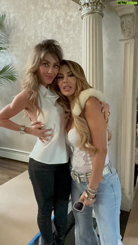Ninel Conde - 74.2K Likes - ¡BOMBONES, ES HORA DE BRILLAR! 💖 

Nuestra maravillosa @anahi está apoyando a nuestro #bombonasesino 🗳️

 ¡Tu voto cuenta, que se sienta el poder de #TeamNinel ! ✨💖

#ninelconde #TeamNinel #teambombon  #LCDLF