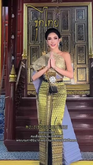Nisamanee Lertvorapong Instagram - การใส่ชุดไทยสีดำในวันนี้ ไม่ใช่เพียงเพื่อไว้อาลัย
แต่คือการสืบต่อพระราชปณิธานแห่งความงดงามที่พระพันปีหลวงทรงสร้างไว้
เพื่อให้โลกเห็นว่า ‘ความเป็นไทย’ ยังคงงดงามอยู่เสมอ 🇹🇭🖤

ช่วงไว้อาลัยนี้ อยากเห็นคนไทยร่วมกันกันใส่ชุดไทยพระราชนิยมทั้ง8แบบ ทั้งได้รักษาสืบทอดแล้วยังกระตุ้นเศรษกิจ พร้อมทั้งสร้างพลังแบบ soft powerของไทย
#thailand #queensirikit #thaisilk
