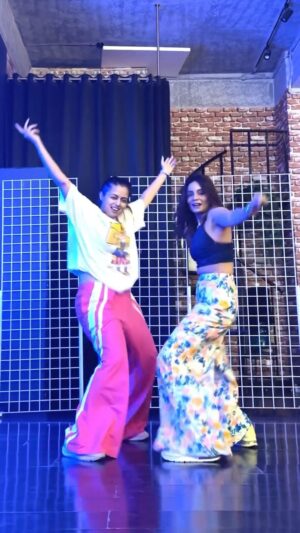Nisha Neha Nayak Instagram - Mazedaar choreography with mazedaar choreographers @aakanksha5678 @vicky__pedia
Too much fun! 😁
Thank you for teaching me this 🫶🏻❤️🌸