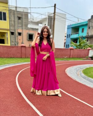 Nisha Neha Nayak Instagram - Serving some more wedding looks!
Swipe to see the complete outfit 🩷
Comment down for outfit link!
#weddinglooks #lehengas #indianwear