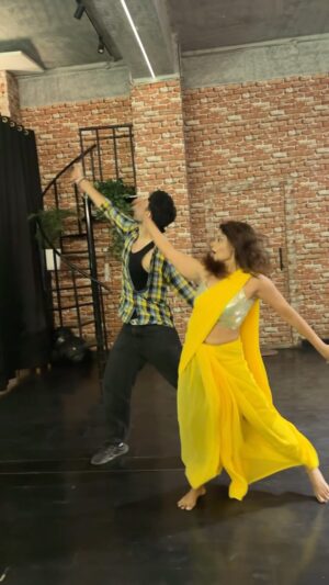 Nisha Neha Nayak Instagram - Smashing choreography by @aakanksha5678 @vicky__pedia
sareekefallsa, bollywooddance, hindisongs, dancelover