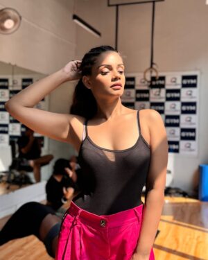 Nisha Neha Nayak Instagram - Morning from the set!
Rate my look!
#gymgirl #shootlife #ad #gymattire #gymlife #gymoutfit
