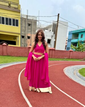 Nisha Neha Nayak Instagram - Serving some more wedding looks!
Swipe to see the complete outfit 🩷
Comment down for outfit link!
#weddinglooks #lehengas #indianwear