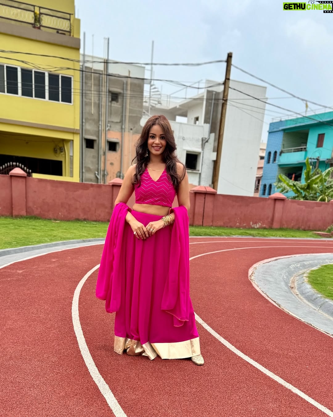 Nisha Neha Nayak - 1.4K Likes - Serving some more wedding looks! 
Swipe to see the complete outfit 🩷
Comment down for outfit link!

#weddinglooks #lehengas #indianwear