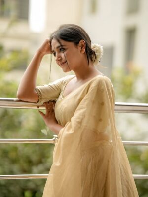 Nisha Ravikrishnan Instagram - ಯಾರೆ ನೀನು !?🕊

Outfit : @rentyourlook_by_chandangowda 🫶
Pc:@sandeep__photograph_ 🫰🏻
Makeover:@thanumakeuphairartist 🫰🏻