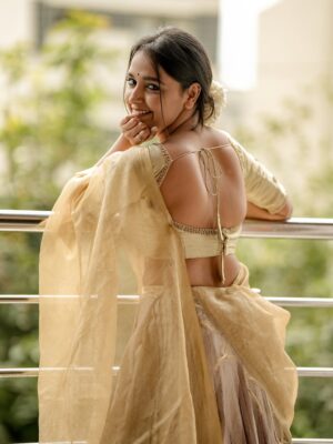 Nisha Ravikrishnan Instagram - ಯಾರೆ ನೀನು !?🕊

Outfit : @rentyourlook_by_chandangowda 🫶
Pc:@sandeep__photograph_ 🫰🏻
Makeover:@thanumakeuphairartist 🫰🏻