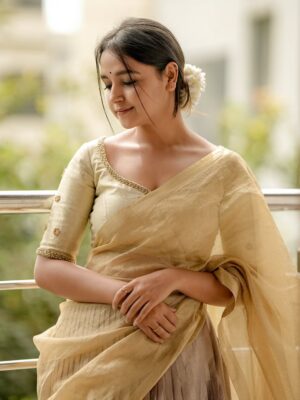 Nisha Ravikrishnan Instagram - ಯಾರೆ ನೀನು !?🕊

Outfit : @rentyourlook_by_chandangowda 🫶
Pc:@sandeep__photograph_ 🫰🏻
Makeover:@thanumakeuphairartist 🫰🏻
