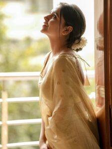 Actress Nisha Ravikrishnan HD Photos and Wallpapers October 2025