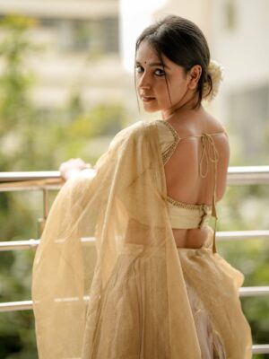 Nisha Ravikrishnan Instagram - ಯಾರೆ ನೀನು !?🕊

Outfit : @rentyourlook_by_chandangowda 🫶
Pc:@sandeep__photograph_ 🫰🏻
Makeover:@thanumakeuphairartist 🫰🏻